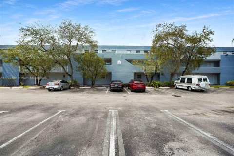 Condo in Miami, Florida, 1 bedroom  № 1862400 - photo 12