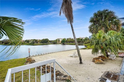 Condo in Miami, Florida, 1 bedroom  № 1862400 - photo 3