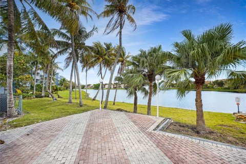 Condo in Miami, Florida, 1 bedroom  № 1862400 - photo 2