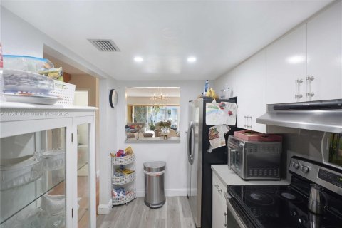 Condo in Miami, Florida, 1 bedroom  № 1862400 - photo 25