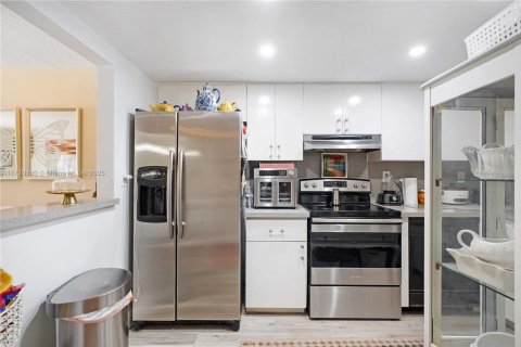 Condo in Miami, Florida, 1 bedroom  № 1862400 - photo 24