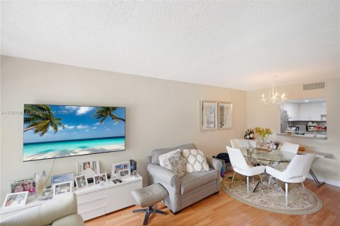 Condo in Miami, Florida, 1 bedroom  № 1862400 - photo 21
