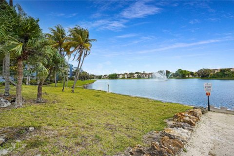 Condo in Miami, Florida, 1 bedroom  № 1862400 - photo 5