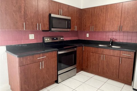 Снять в аренду виллу или дом в Санрайз, Флорида 5 спален, 158.31м2, № 1989430 - фото 4