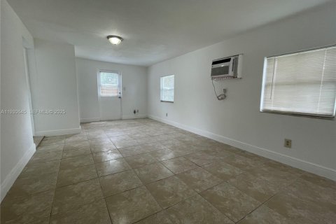 Снять в аренду виллу или дом в Санрайз, Флорида 5 спален, 158.31м2, № 1989430 - фото 9