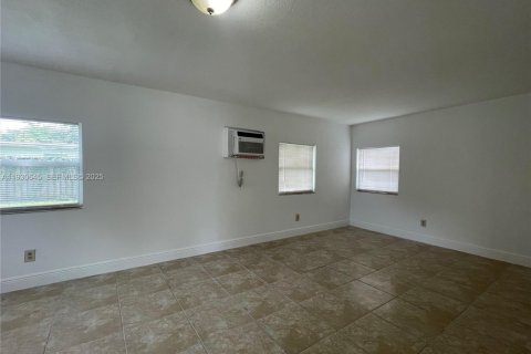 Снять в аренду виллу или дом в Санрайз, Флорида 5 спален, 158.31м2, № 1989430 - фото 8