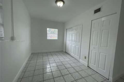 Снять в аренду виллу или дом в Санрайз, Флорида 5 спален, 158.31м2, № 1989430 - фото 14