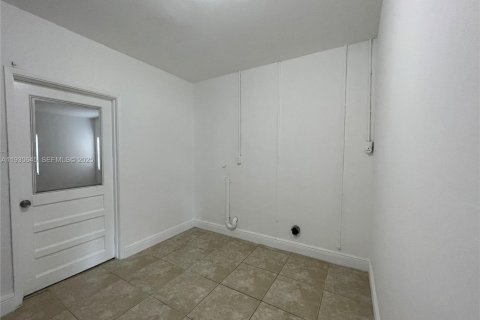 Снять в аренду виллу или дом в Санрайз, Флорида 5 спален, 158.31м2, № 1989430 - фото 13