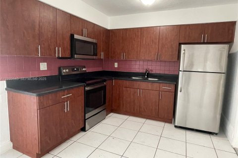 Снять в аренду виллу или дом в Санрайз, Флорида 5 спален, 158.31м2, № 1989430 - фото 3