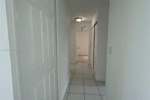 Снять в аренду виллу или дом в Санрайз, Флорида 5 спален, 158.31м2, № 1989430 - фото 30