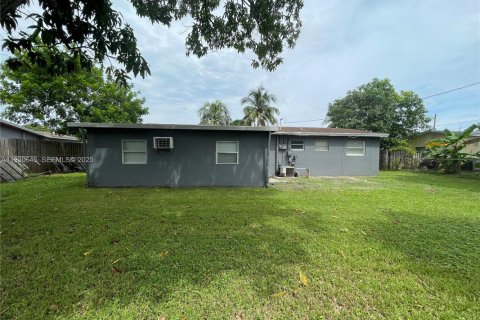 Снять в аренду виллу или дом в Санрайз, Флорида 5 спален, 158.31м2, № 1989430 - фото 28