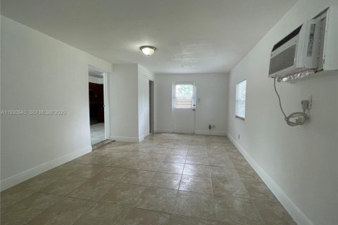 Снять в аренду виллу или дом в Санрайз, Флорида 5 спален, 158.31м2, № 1989430 - фото 10