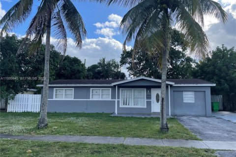 Снять в аренду виллу или дом в Санрайз, Флорида 5 спален, 158.31м2, № 1989430 - фото 1