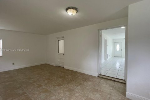 Снять в аренду виллу или дом в Санрайз, Флорида 5 спален, 158.31м2, № 1989430 - фото 11