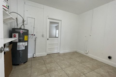 Снять в аренду виллу или дом в Санрайз, Флорида 5 спален, 158.31м2, № 1989430 - фото 12