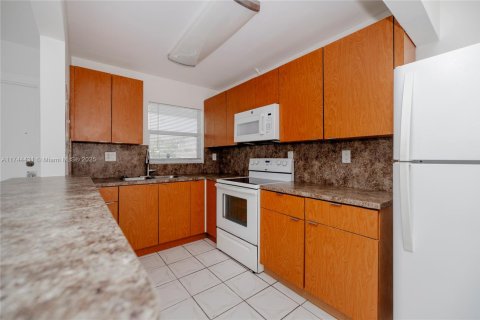 Apartamento en alquiler en Miami, Florida, 1 dormitorio, 64.2 m2 № 1958255 - foto 4