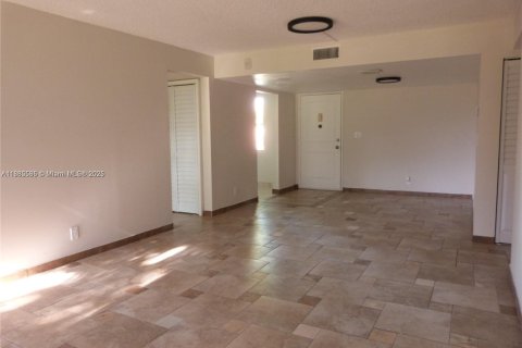 Condominio en alquiler en Tamarac, Florida, 2 dormitorios, 96.62 m2 № 1932459 - foto 4