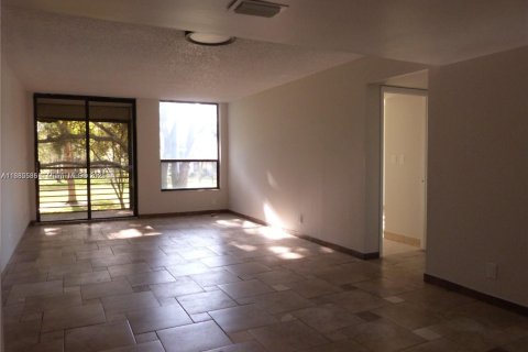 Condominio en alquiler en Tamarac, Florida, 2 dormitorios, 96.62 m2 № 1932459 - foto 6