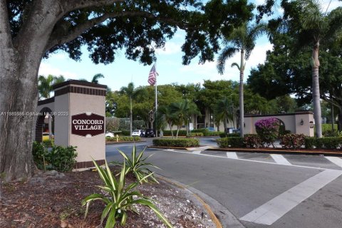 Condominio en alquiler en Tamarac, Florida, 2 dormitorios, 96.62 m2 № 1932459 - foto 1