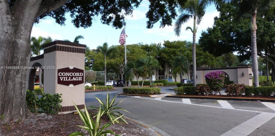 Condominio en Tamarac, Florida, 2 dormitorios № 1932459