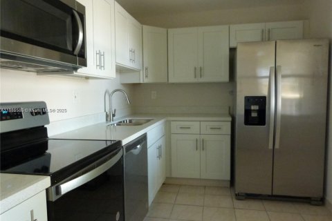 Condominio en alquiler en Tamarac, Florida, 2 dormitorios, 96.62 m2 № 1932459 - foto 5