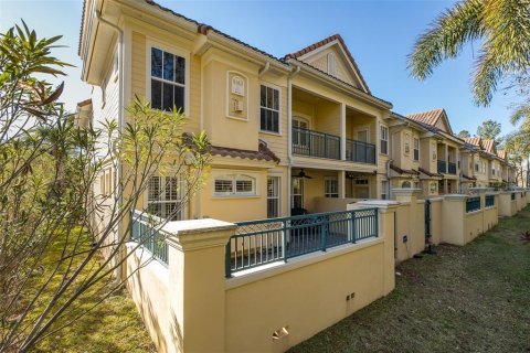 Townhouse in Palm Harbor, Florida 4 bedrooms, 215.35 sq.m. № 2233493 - photo 8