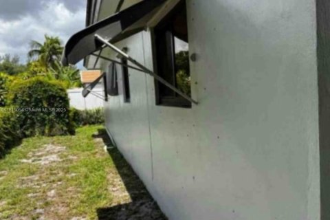 Commercial property in Hallandale Beach, Florida 220.64 sq.m. № 1935866 - photo 10