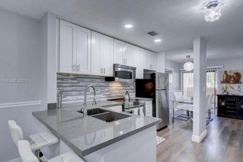 Townhouse in Coral Springs, Florida 2 bedrooms, 91.79 sq.m. № 2082944 - photo 6