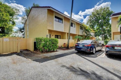 Townhouse in Coral Springs, Florida 2 bedrooms, 91.79 sq.m. № 2082944