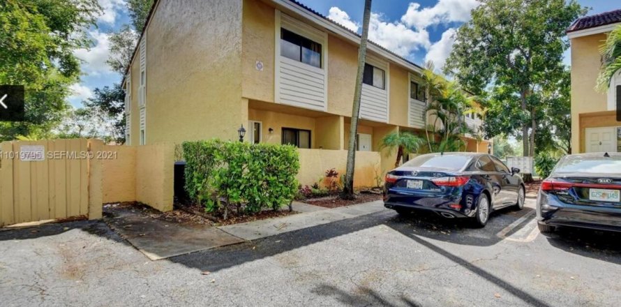 Townhouse in Coral Springs, Florida 2 bedrooms, 91.79 sq.m. № 2082944