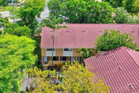 Townhouse in Coral Springs, Florida 2 bedrooms, 91.79 sq.m. № 2082944 - photo 20