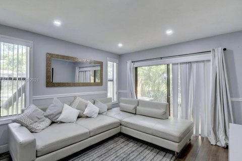 Townhouse in Coral Springs, Florida 2 bedrooms, 91.79 sq.m. № 2082944 - photo 9
