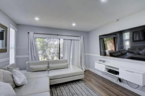 Townhouse in Coral Springs, Florida 2 bedrooms, 91.79 sq.m. № 2082944 - photo 10