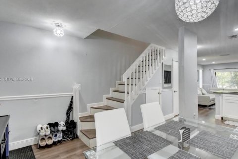 Townhouse in Coral Springs, Florida 2 bedrooms, 91.79 sq.m. № 2082944 - photo 3