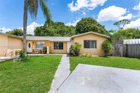 House in Boca Raton, Florida 3 bedrooms, 102.75 sq.m. № 1945951 - photo 1