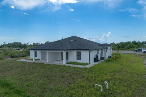 Commercial property in Lehigh Acres, Florida № 1768584 - photo 2