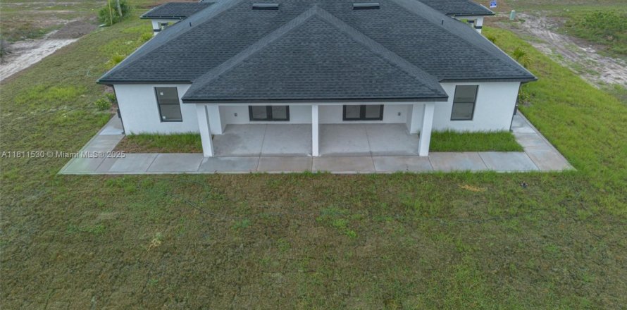 Commercial property in Lehigh Acres, Florida № 1768584