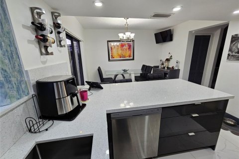 Condo in Miami, Florida, 2 bedrooms  № 1786476 - photo 11