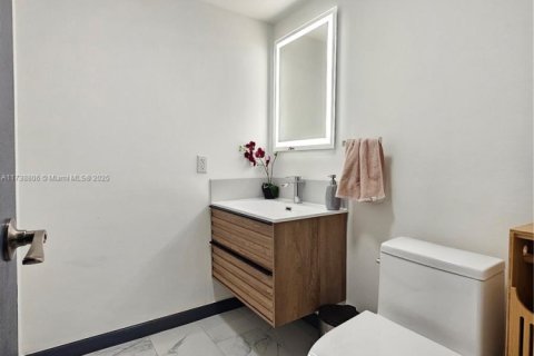 Condo in Miami, Florida, 2 bedrooms  № 1786476 - photo 9