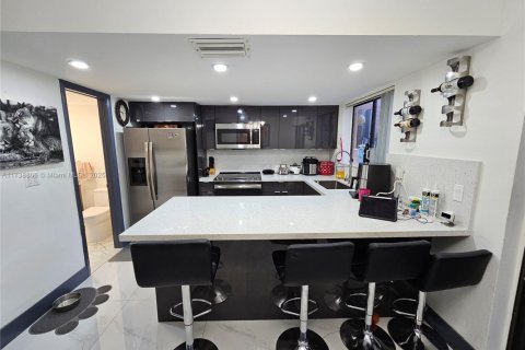 Condo in Miami, Florida, 2 bedrooms  № 1786476 - photo 1