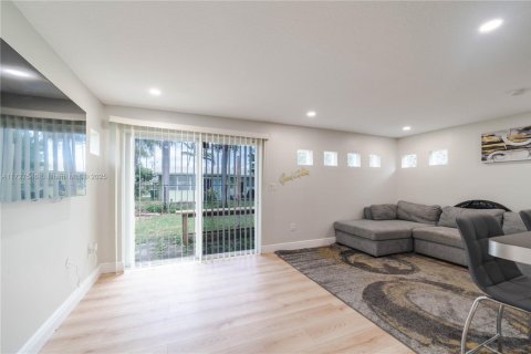 Casa en venta en Tamarac, Florida, 2 dormitorios, 96.99 m2 № 1940898 - foto 9
