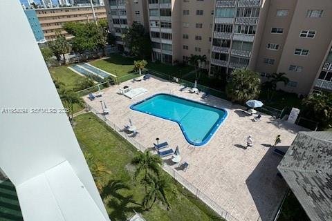 Condominio en alquiler en Hallandale Beach, Florida, 2 dormitorios, 101.45 m2 № 2010024 - foto 4