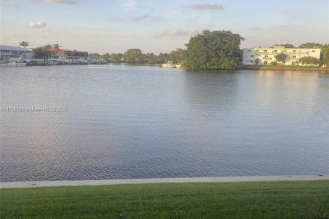 Condo in North Palm Beach, Florida, 2 bedrooms № 1960467 - photo 20