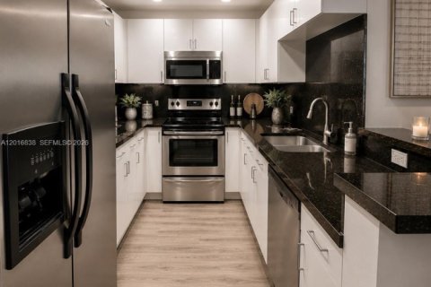Снять в аренду кондоминиум в Майами, Флорида 2 спальни, 86.4м2, № 2077554 - фото 8
