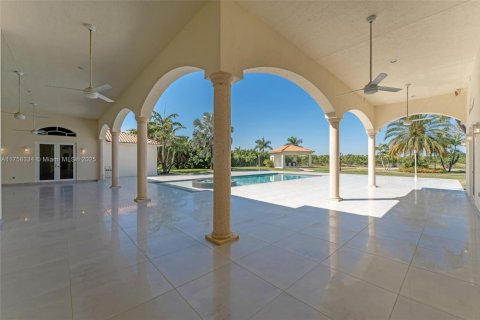 Casa en venta en Miami, Florida, 7 dormitorios, 923.73 m2 № 1705173 - foto 8