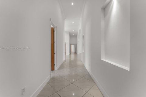 Casa en venta en Miami, Florida, 7 dormitorios, 923.73 m2 № 1705173 - foto 19