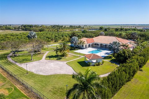 Casa en venta en Miami, Florida, 7 dormitorios, 923.73 m2 № 1705173 - foto 4