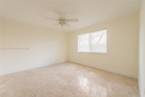 House in Coral Gables, Florida 3 bedrooms, 233.28 sq.m. № 1920323 - photo 9