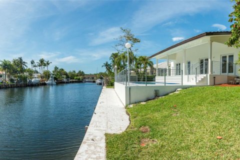 House in Coral Gables, Florida 3 bedrooms, 233.28 sq.m. № 1920323 - photo 15