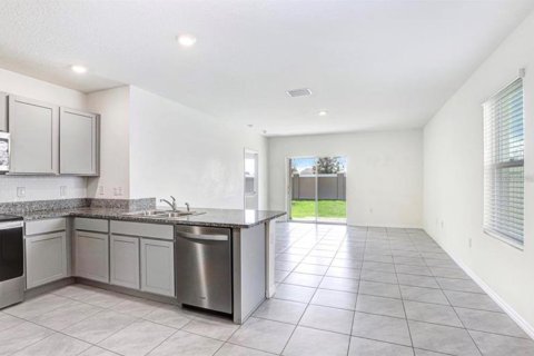 House in Wesley Chapel, Florida 3 bedrooms, 140.84 sq.m. № 2201888 - photo 3